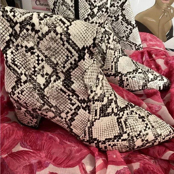Black & White Snakeskin Pattern Heeled Boots Various Sizes - Picture 3 of 10